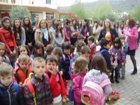 Μια αναμνηστική φωτογραφία με τα νήπια και τους μαθητές μας